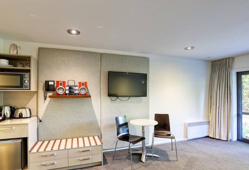 استودیوی استاندارد, Garden Court Suites & Apartments