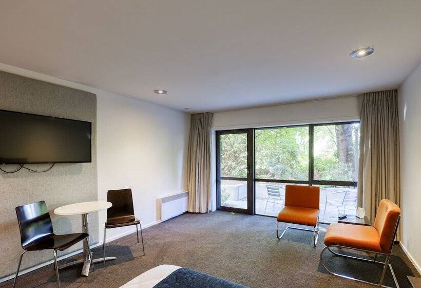 استودیوی استاندارد, Garden Court Suites & Apartments