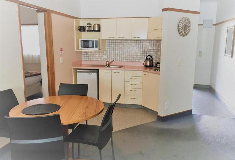 شقة غرفة واحدة, The Beachcomber