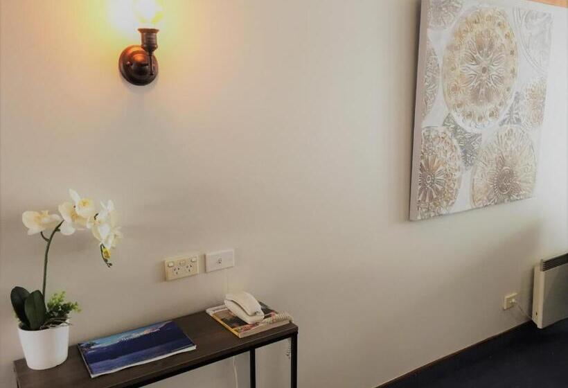 شقة غرفة واحدة, The Beachcomber