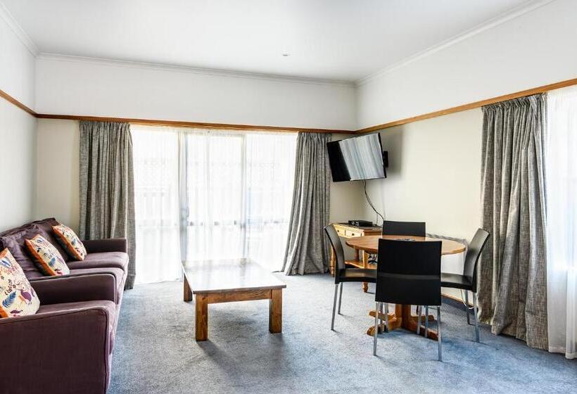 شقة غرفة واحدة, The Beachcomber