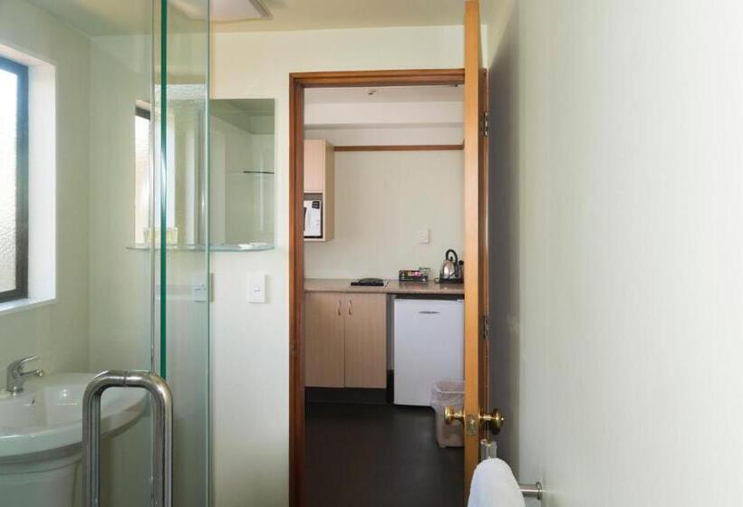 جناح عائلي, The Beachcomber