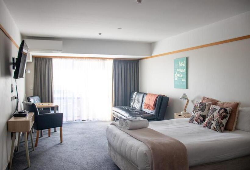 إستوديو بريميوم, The Beachcomber