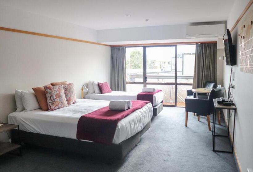 إستوديو بريميوم, The Beachcomber