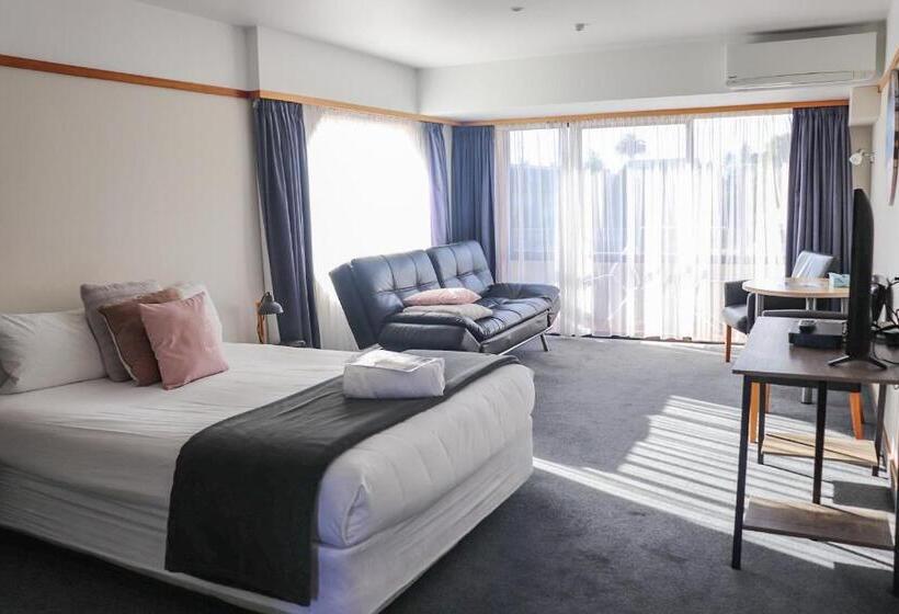 إستوديو بريميوم, The Beachcomber