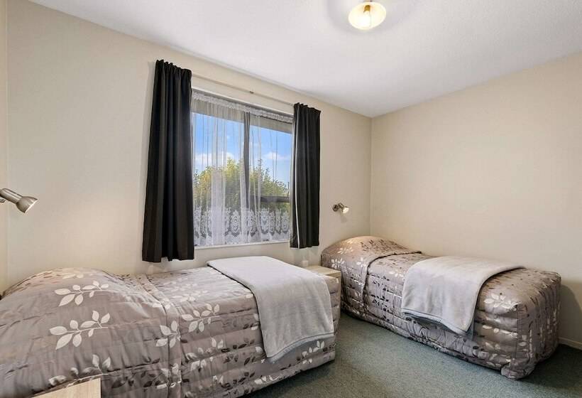Люкс 2 Спальни, Econo Lodge Canterbury Court Motel