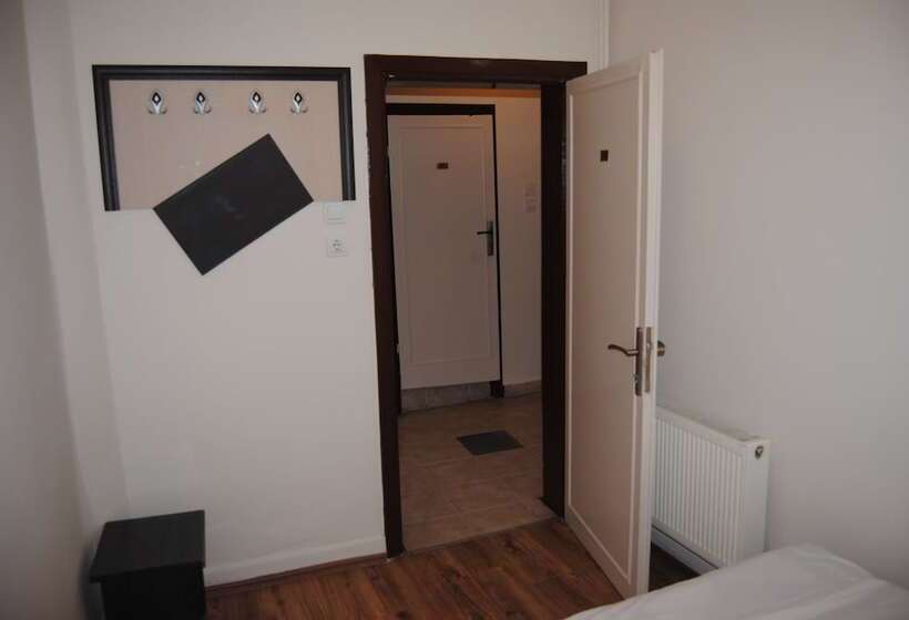 اتاق استاندارد با سرویس بهداشتی مشترک, Anzac House Youth Hostel