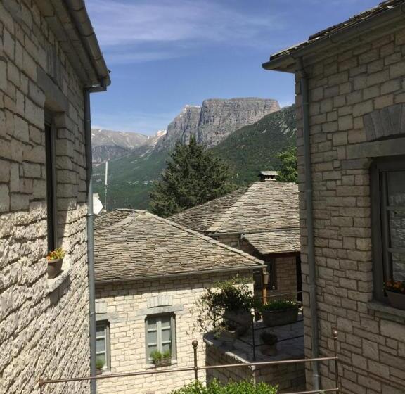 سوییت با چشم‌انداز کوه, Artsistas Houses