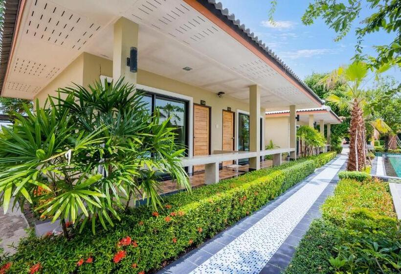 수피리어 룸 풀장 전망, Tontan Resort Chaam