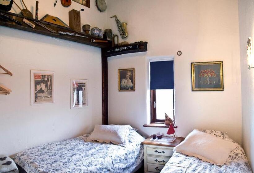 اتاق استاندارد با سرویس بهداشتی مشترک, Raven S Bed