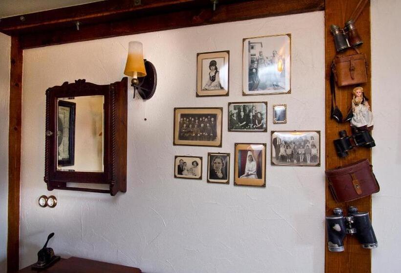 اتاق استاندارد با سرویس بهداشتی مشترک, Raven S Bed