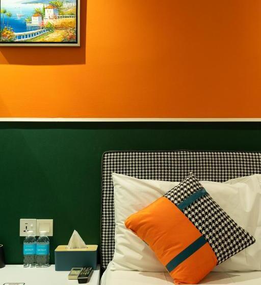 חדר דלוקס לשלושה, Link