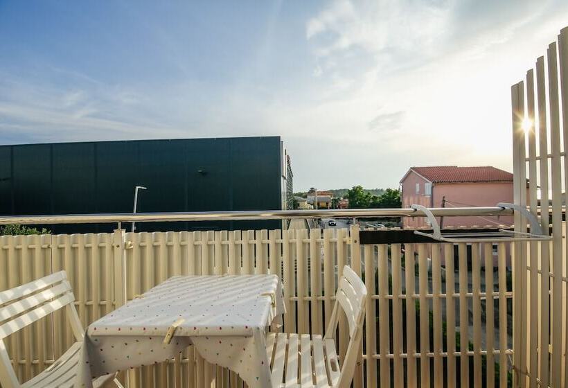 اتاق استاندارد با بالکن و چشم‌انداز دریا, Apartments & Rooms Peranic