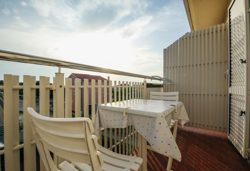 חדר סטנדרט נוף לים עם מרפסת, Apartments & Rooms Peranic