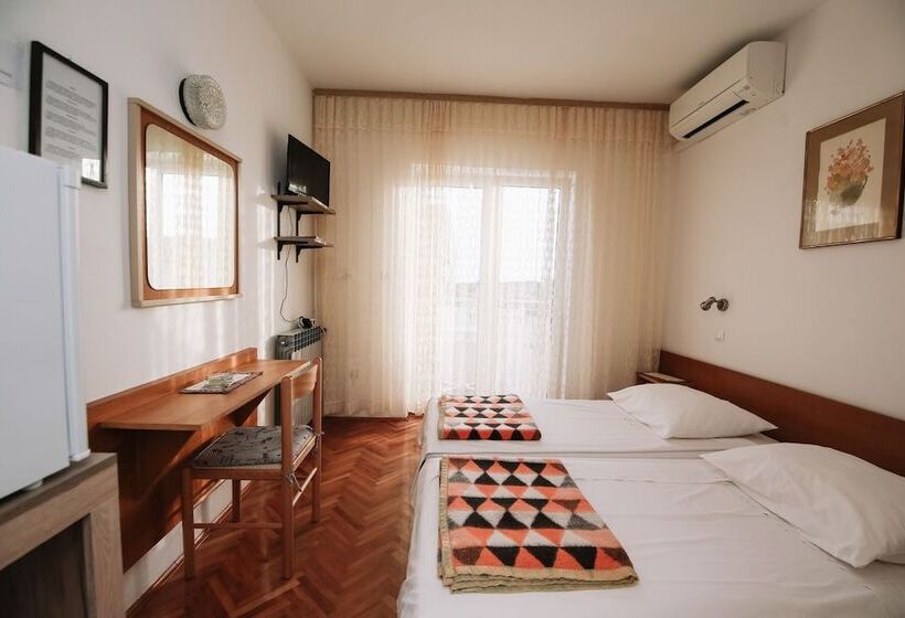 חדר סטנדרט נוף לים עם מרפסת, Apartments & Rooms Peranic