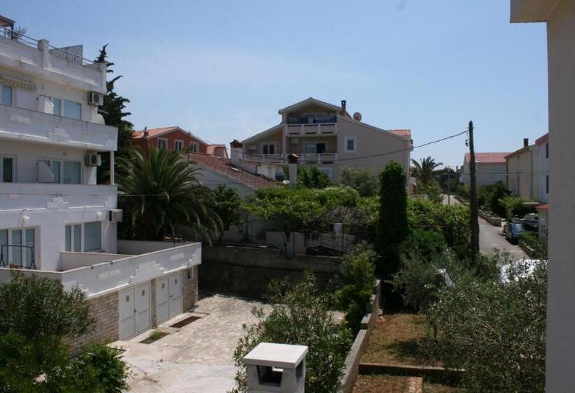 חדר סטנדרט נוף לים עם מרפסת, Apartments & Rooms Peranic