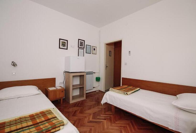 חדר סטנדרט נוף לים עם מרפסת, Apartments & Rooms Peranic