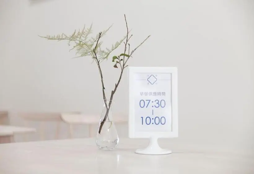 اتاق استاندارد چهار تخته, Beyond Home