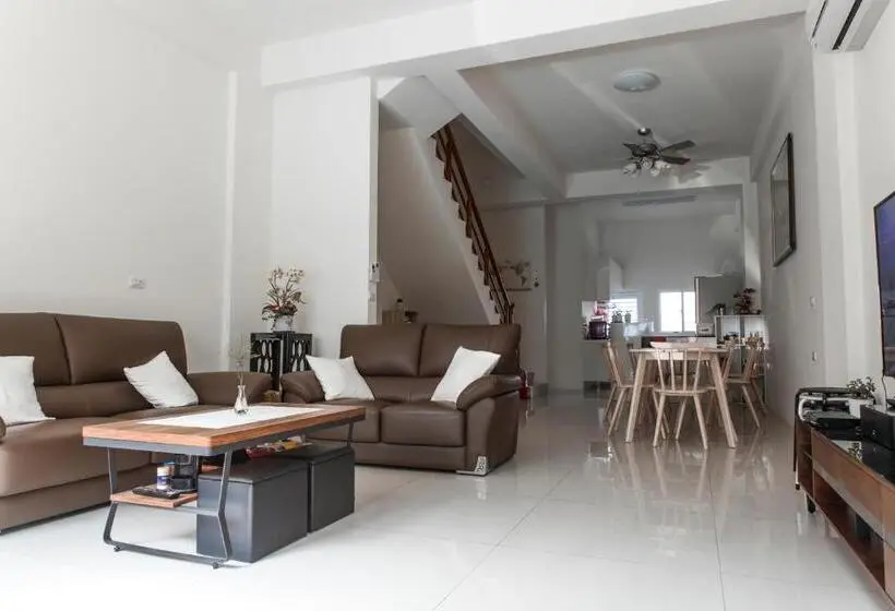 اتاق استاندارد چهار تخته, Beyond Home