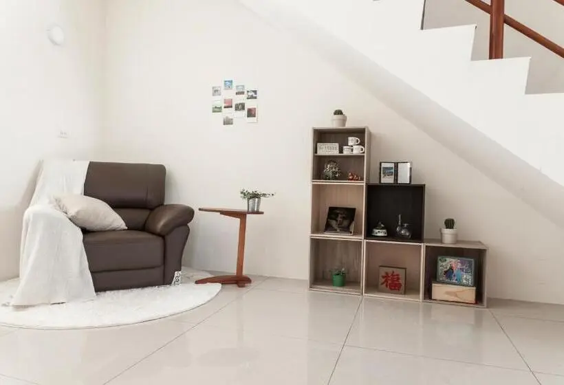 اتاق استاندارد چهار تخته, Beyond Home