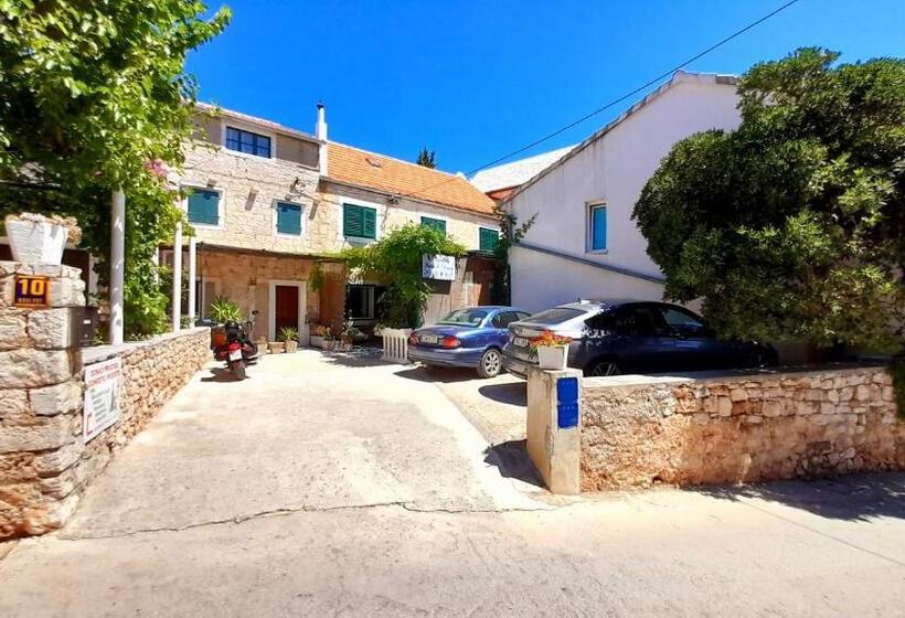 آپارتمان 1 خوابه با تراس, Pansion Ivan & Ivana