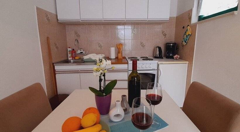 آپارتمان 1 خوابه با تراس, Pansion Ivan & Ivana