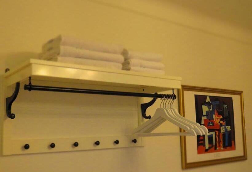 اتاق استاندارد سه تخته با سرویس بهداشتی مشترک, Guesthouse Kalfafellsstadur