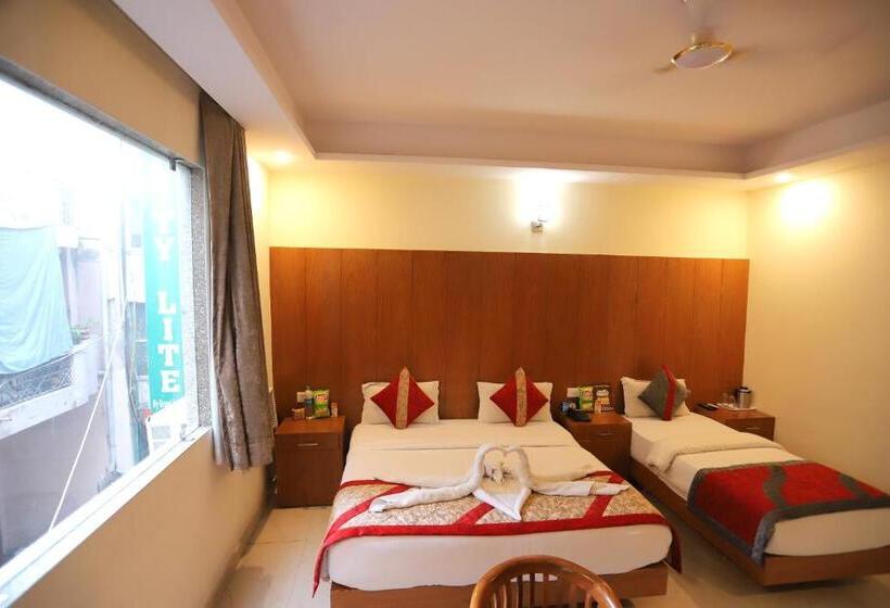 基本三人间, Aries