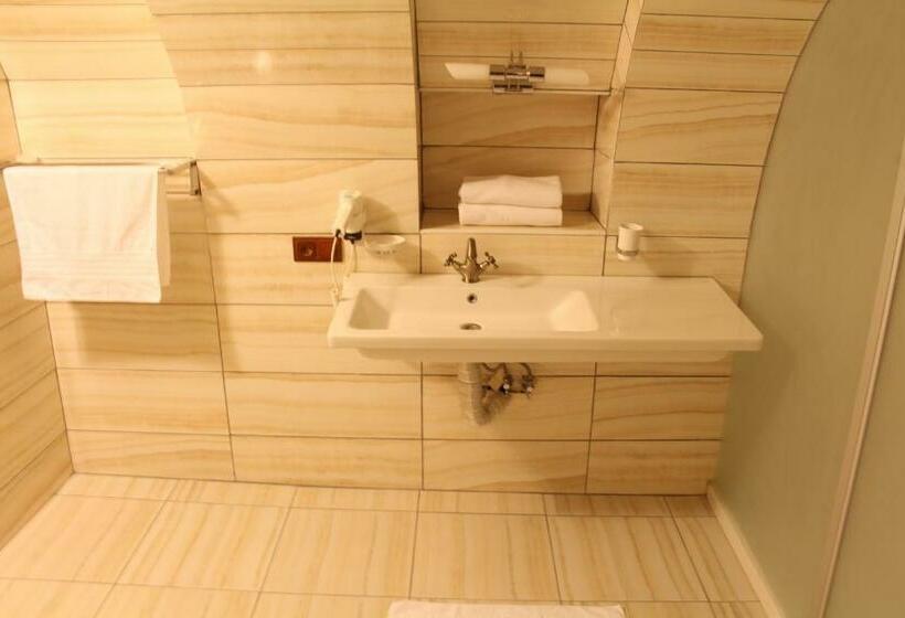 이코노미 룸, Bayer Stone House