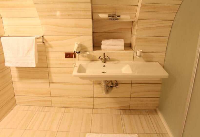 이코노미 룸, Bayer Stone House