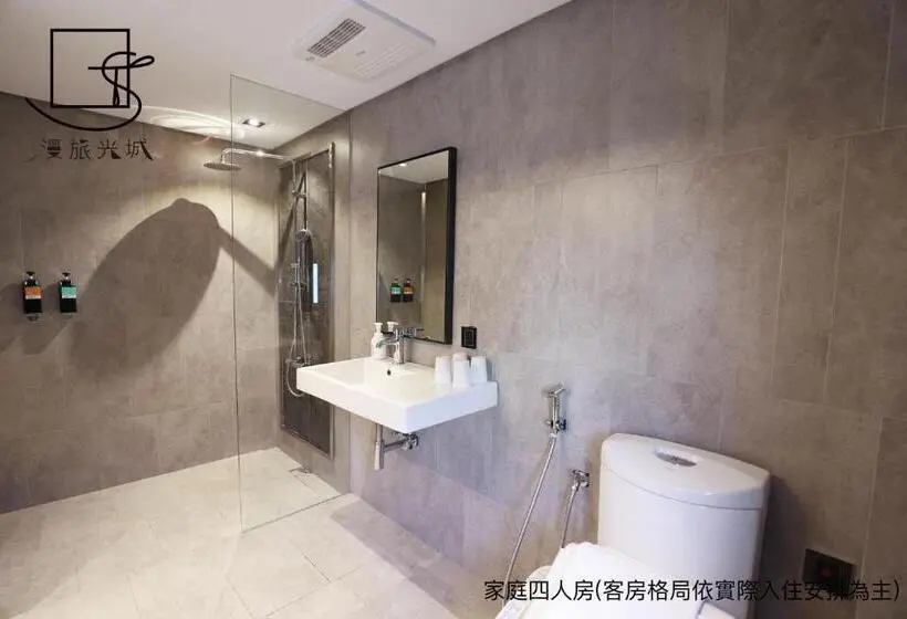 اتاق لوکس چهار تخته, Slow Town Hotel Glowing