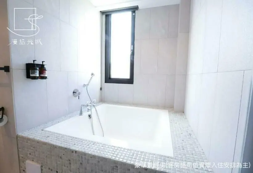 اتاق لوکس با چشم‌انداز, Slow Town Hotel Glowing