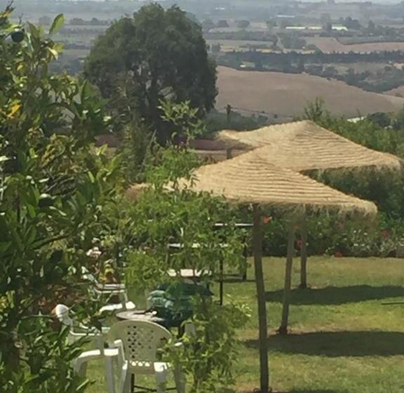 بنجلو قياسى, Palais D Hôtes