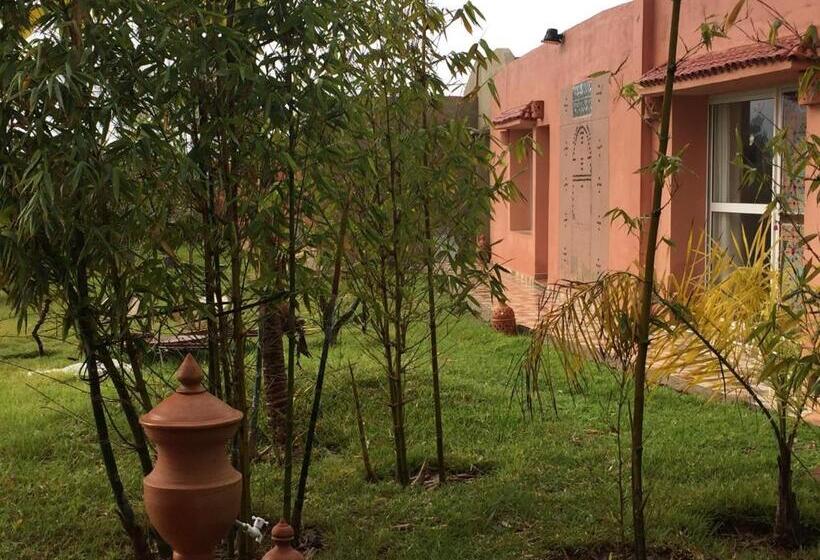 بنجلو قياسى, Palais D Hôtes