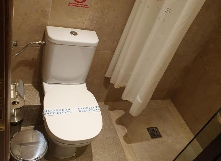 חדר דלוקס לשלושה, Kappa Rooms