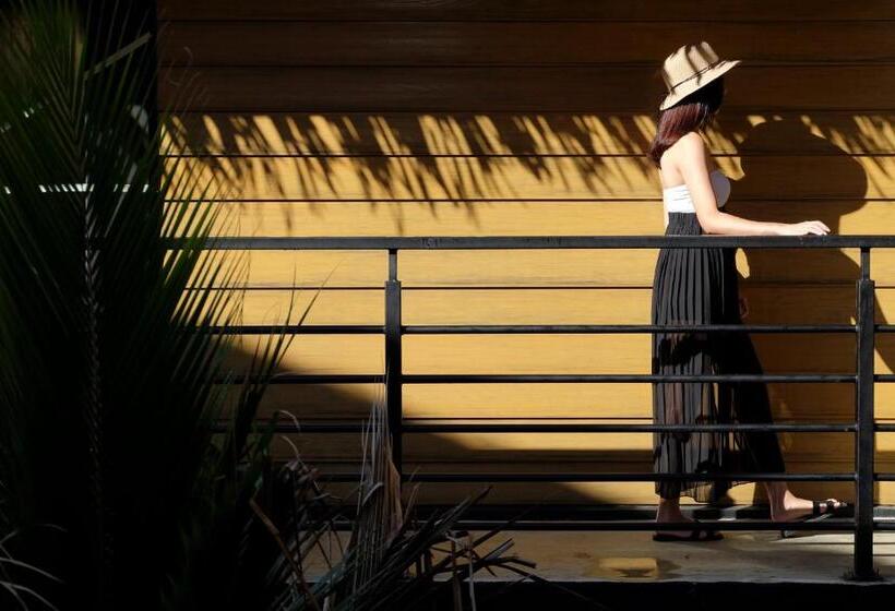 اتاق لوکس با تخت بزرگ, A Rock Resort Langkawi Coral Reefs