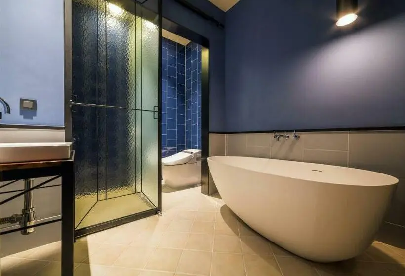 Chambre Deluxe, March