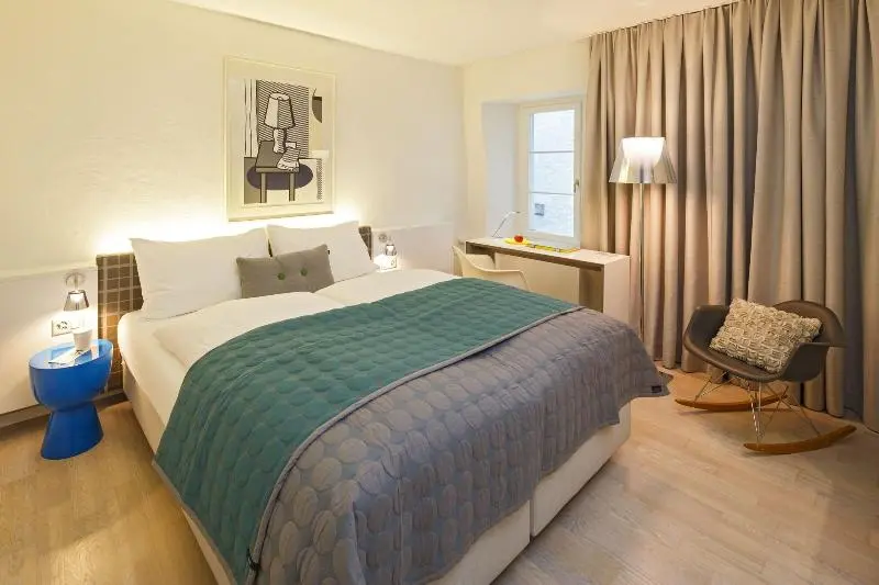 Chambre Deluxe, March