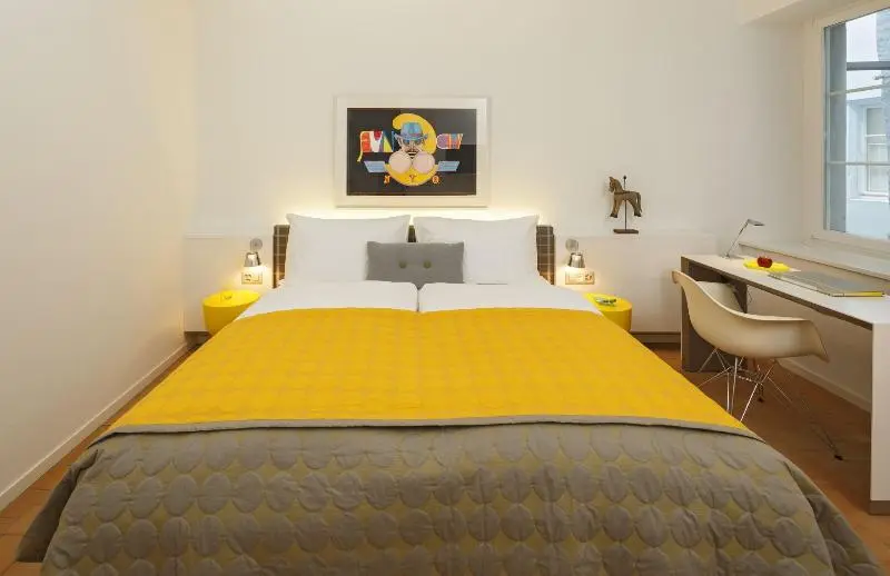 Chambre Deluxe, March