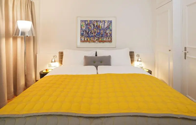 Chambre Deluxe, March