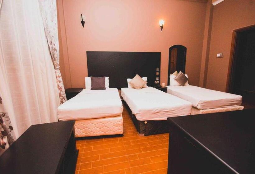 اتاق لوکس سه تخته, Panone Hotel Sakina