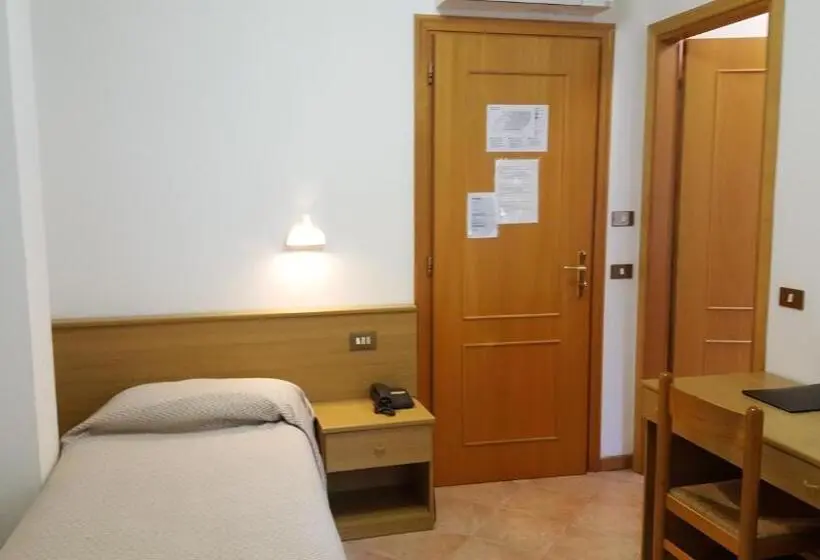 اتاق اکونومی یک تخته, Albergo Pace