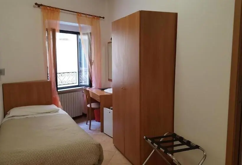 اتاق اکونومی یک تخته, Albergo Pace