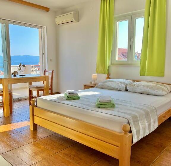 استودیو استاندارد با چشم‌انداز دریا و بالکن, Vespera Apartments