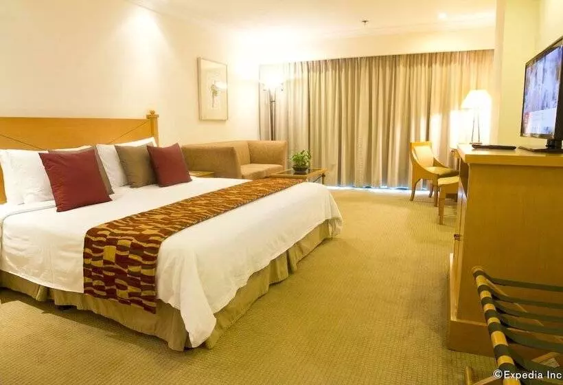 Club Room King Bed, The Heritage Hotel Manila