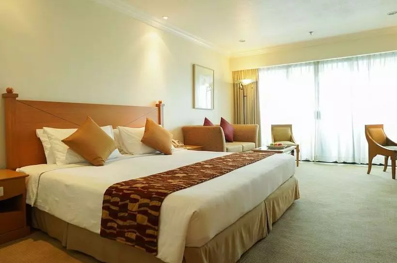 Club Room King Bed, The Heritage Hotel Manila