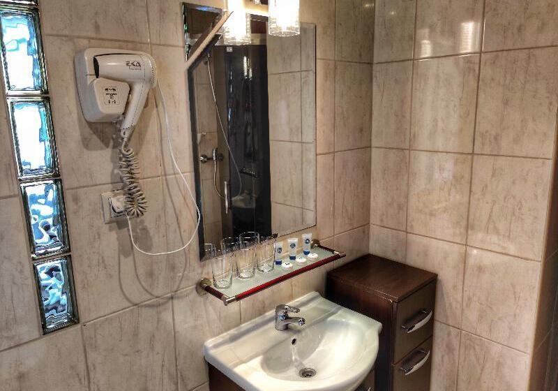 Трехместный Номер Deluxe, Logos