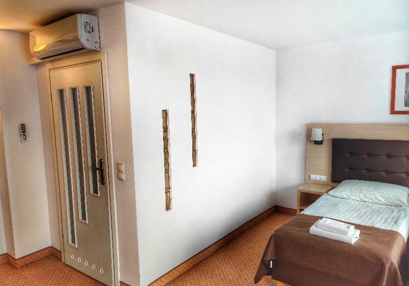 Трехместный Номер Deluxe, Logos