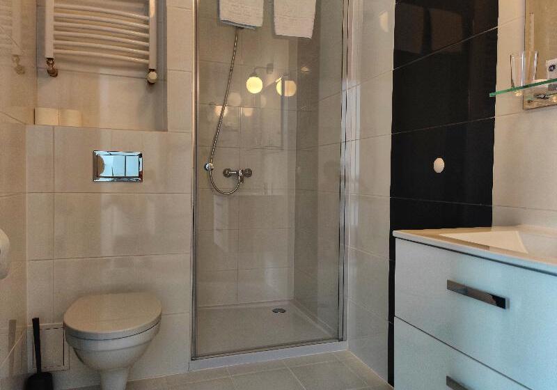 Номер Deluxe, Logos