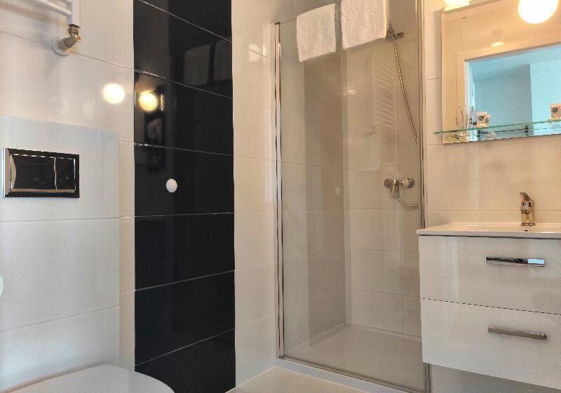 Номер Deluxe, Logos